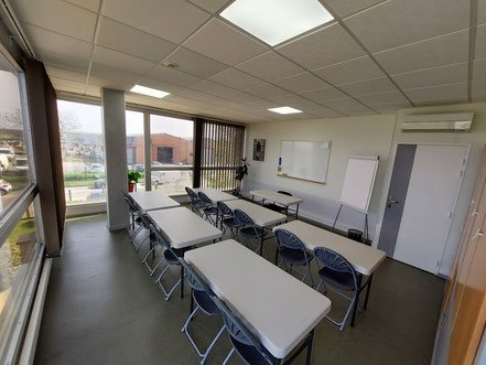 Une salle de réunion équipé d'un tableau noir et de paper board en location au centre d'affaires des méliades
